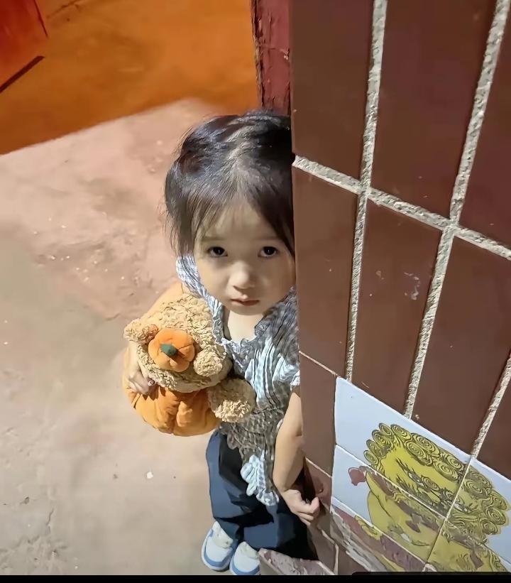对门邻居家的小女孩，才两岁多一点，爸妈就离婚了，她判给了爸爸。爸爸去上班的时候，
