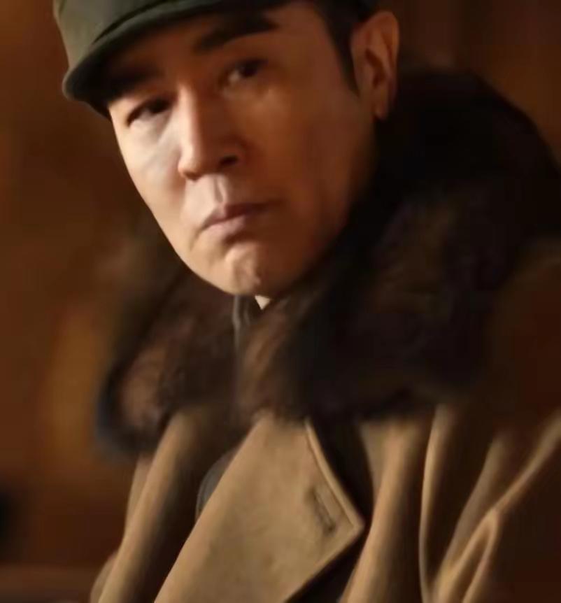 于和伟，传说中的名演员，曾经扮演过林彪，我不评价。但他现在又来扮演毛委员，形神兼