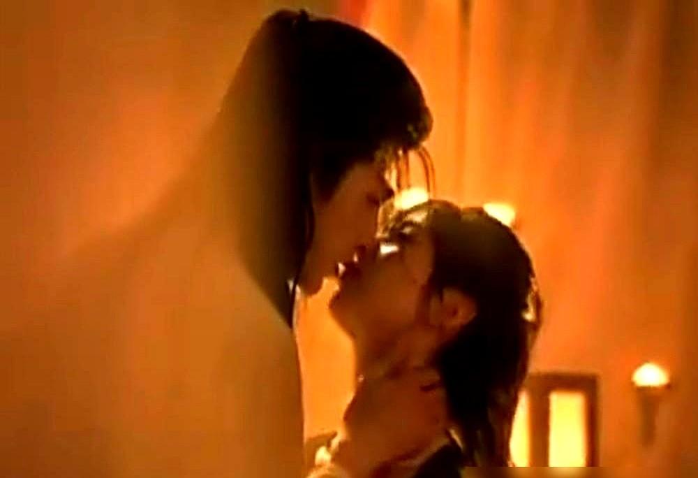 张凌赫的吻戏，现在都得逐帧抠了！

《宁安如梦》山洞那场戏，足足拍了22次。他跟