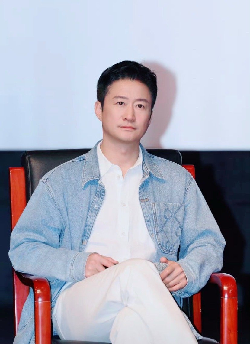 没想到吴京也有这么接地气的一面！参加活动被拍到脸水肿，一按一个小坑的画面也太真实