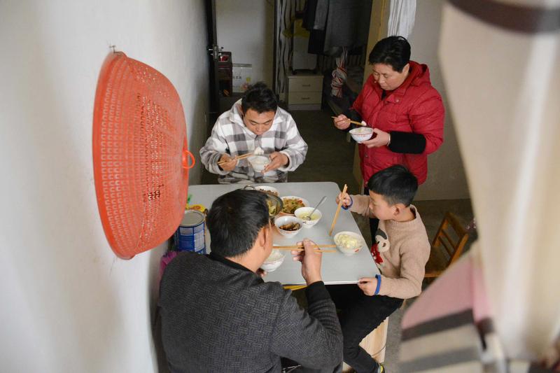 泪目！云南儿子放弃病危父亲，女儿驱车3000公里赴京，割肝救父改写生死簿

看完