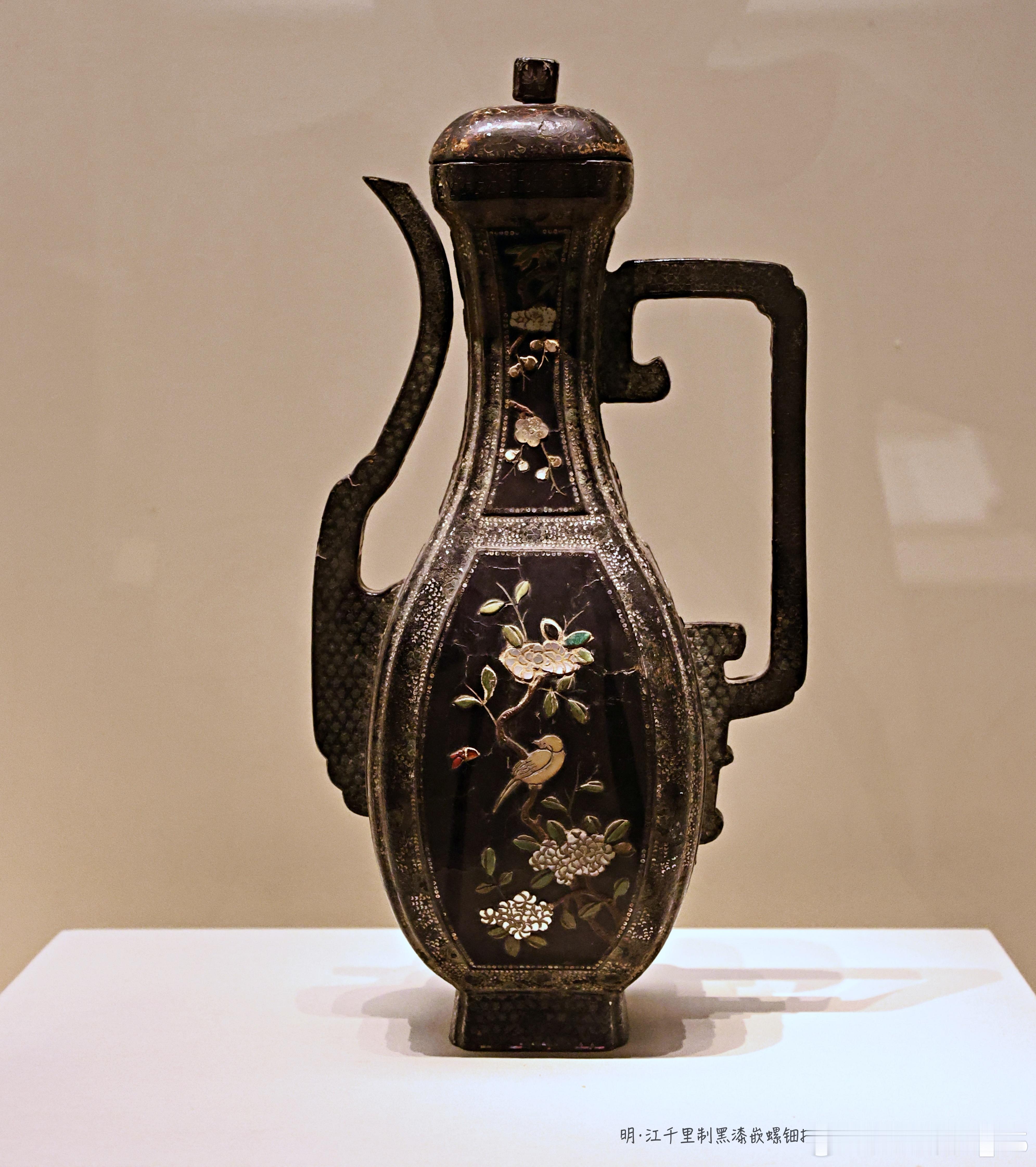 江千里制黑漆嵌螺钿执壶 明 （公元1368-1644年）国家博物馆藏此执壶黑漆锡