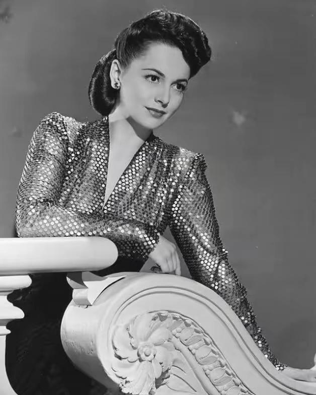 1954年，挪威首相夫人弗娜访问苏联，访问尾声私下与一名年轻男子频繁接触相处，殊