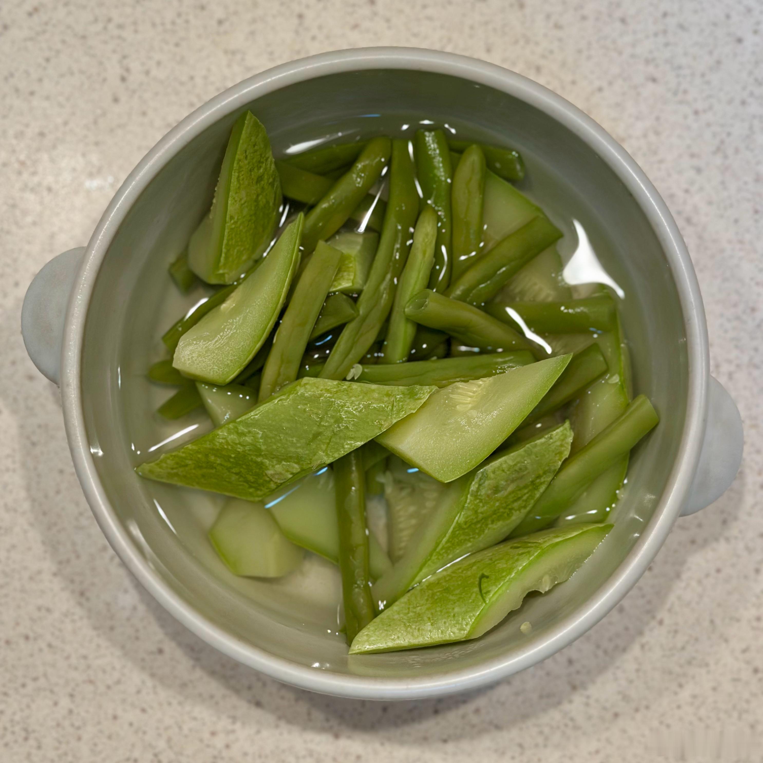 晚餐。蒸鱼半条，素瓜豆一碗，韭菜鸡蛋虾仁馅饼（预制）一个。 