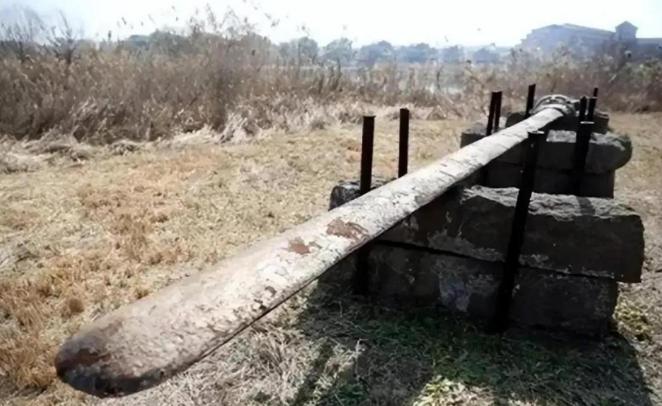 1985年，山东村民老赵，在河边意外挖出了一柄长7米、重1500公斤的诡异“巨剑