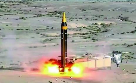 2吨重的“铁拳”砸下来了！伊朗这次真豁出去了，直接搬出压箱底的“霍拉姆沙赫尔”重