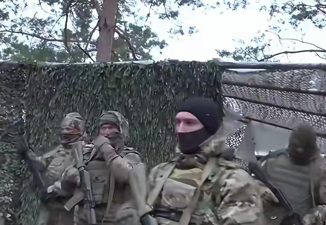 俄军透露红军城市区作战细节，乌军战斗骨干躲入地下管道，泽连斯基同日发声