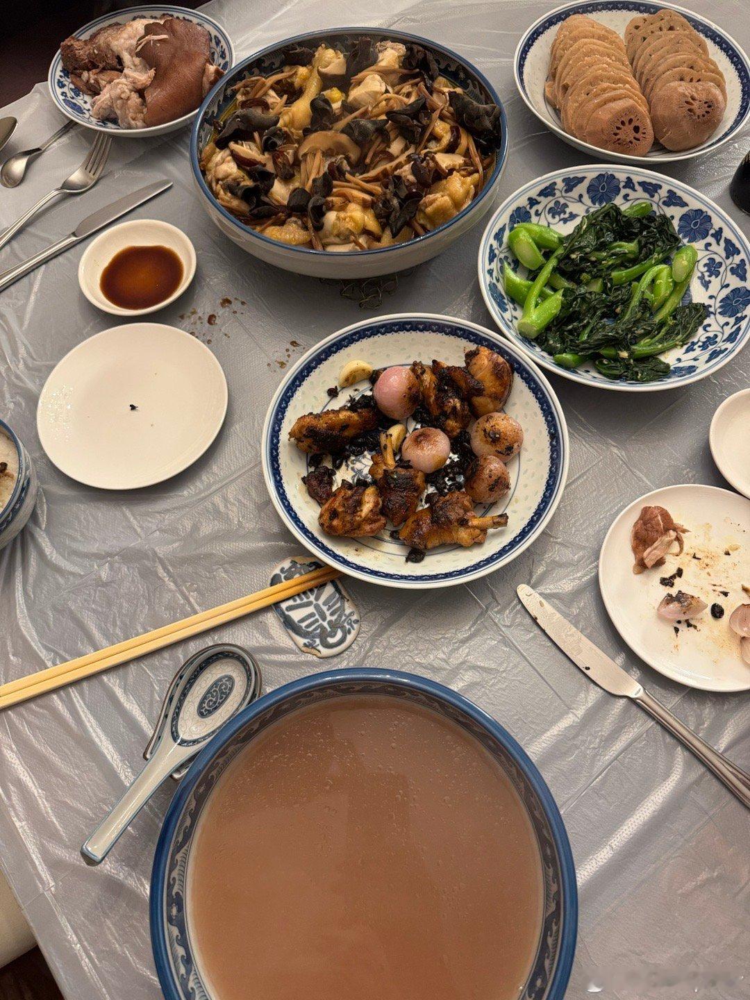 今日的家常便飯，一雞兩食，金針雲耳紅棗冬菇蒸雞，乾蔥爆豆豉雞，薑汁炒芥蘭，蓮藕章