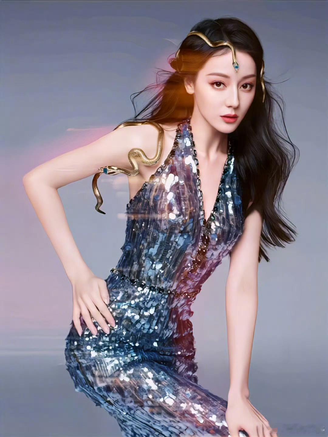 迪丽热巴人鱼美杜莎 迪丽热巴新造型惊艳亮相，蓝色人鱼裙配美杜莎金蛇缠身，完美适配