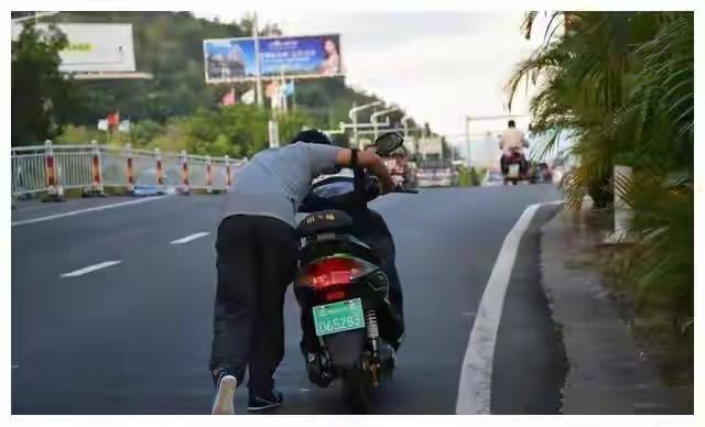 江西南昌，陈女士花2800入手的台铃电动车，刚骑满一年就毫无征兆地半路断电趴窝。
