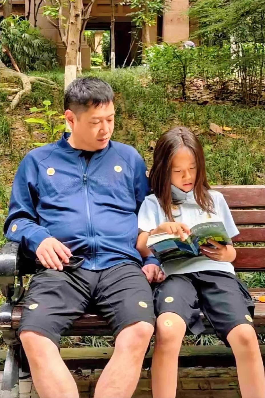 第一眼看Coco和小豌豆父慈子孝，
再看一眼两人身上贴满了防蚊贴，
是蚊子真多呢