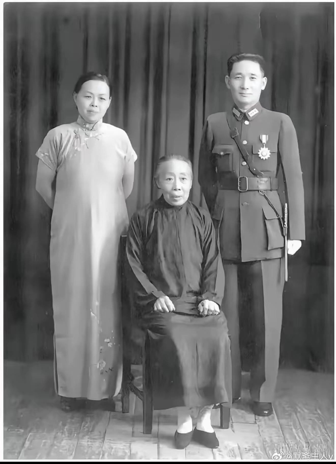 补丁与勋章·默斋主人原创抒情叙事散文世人识张治中，多识其戎装熠熠、勋鉴煌煌。他是