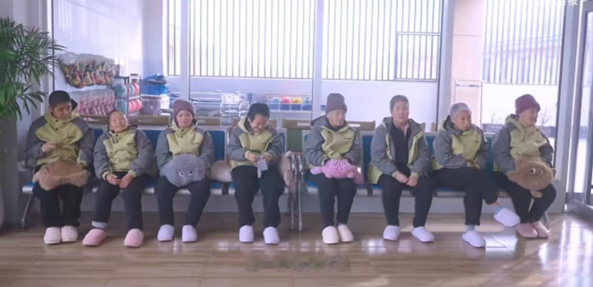 被挠出疤的医生反给病人送毛绒玩具 对于一个医生而言，治病救人不仅是他们的职责，更