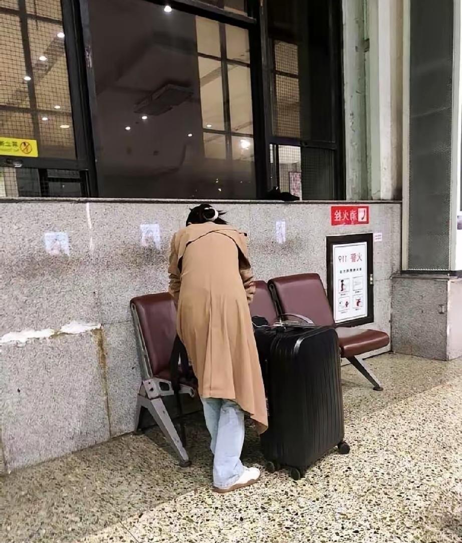 近日郑州站候车室的一幕，看似平常，却戳中了无数成年人的生活漏洞。

常年观察生活