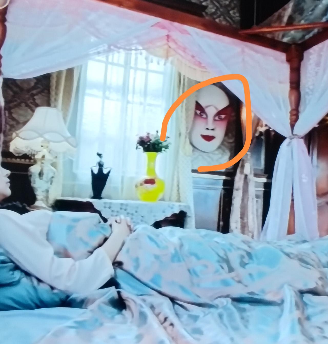 那晚，我到女同事宿舍商议次日外出拍照的时间，猛然瞧见她床边摆放着人头饰品，顿时惊