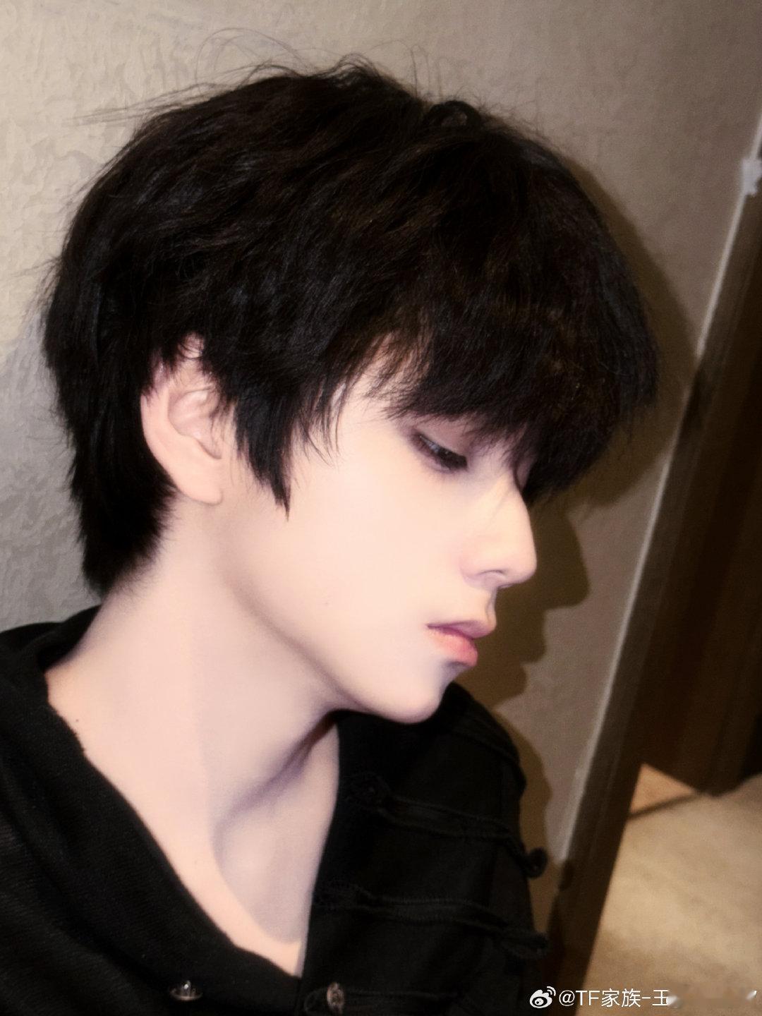 王橹杰的一套库存王橹杰说小咴在向你们招手 王橹杰的一套库存，黑衣温柔小王子，好可