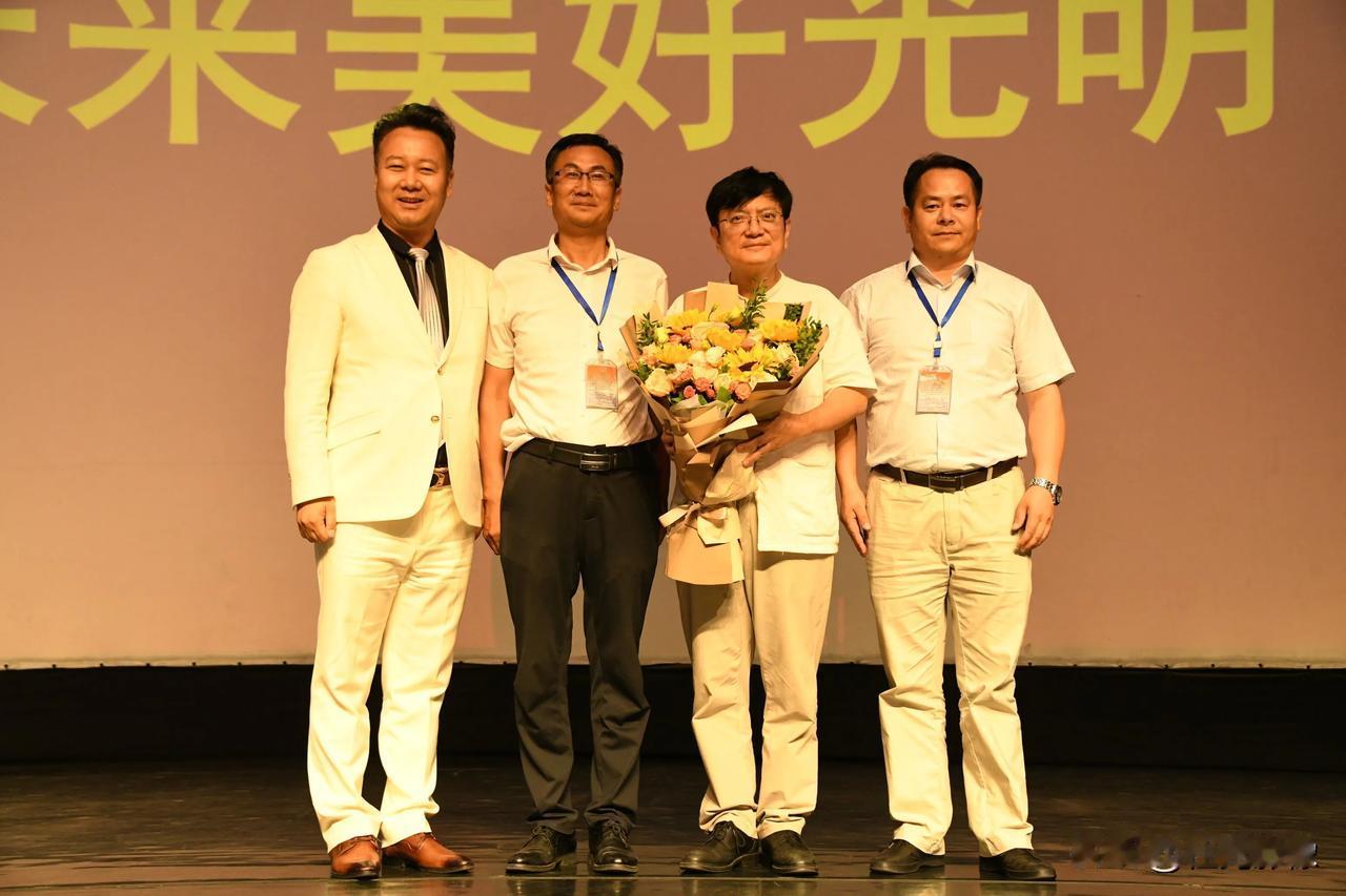 #“网红教授”郑强重庆高校开讲#6月23日下午，浙江大学特聘教授郑强应邀参加宁夏