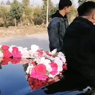 接亲车队到新娘家才发现新郎没上车，网友：回去记得把新娘带回来
 
11月5日，安