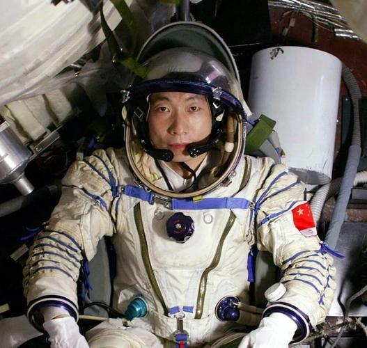 从2008年开始，杨利伟的军衔晋升似乎就停在了原地，18年过去，不少人都替他觉得