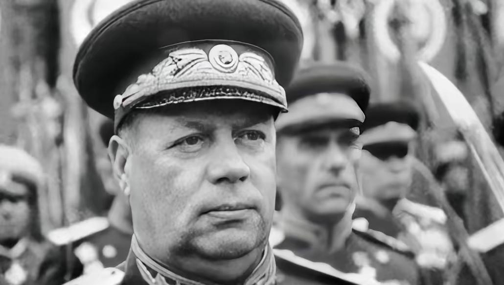 1985年，科舍列夫叛逃美国后在一处别墅内准备上厕所，这时门后潜藏多时的杀手突然