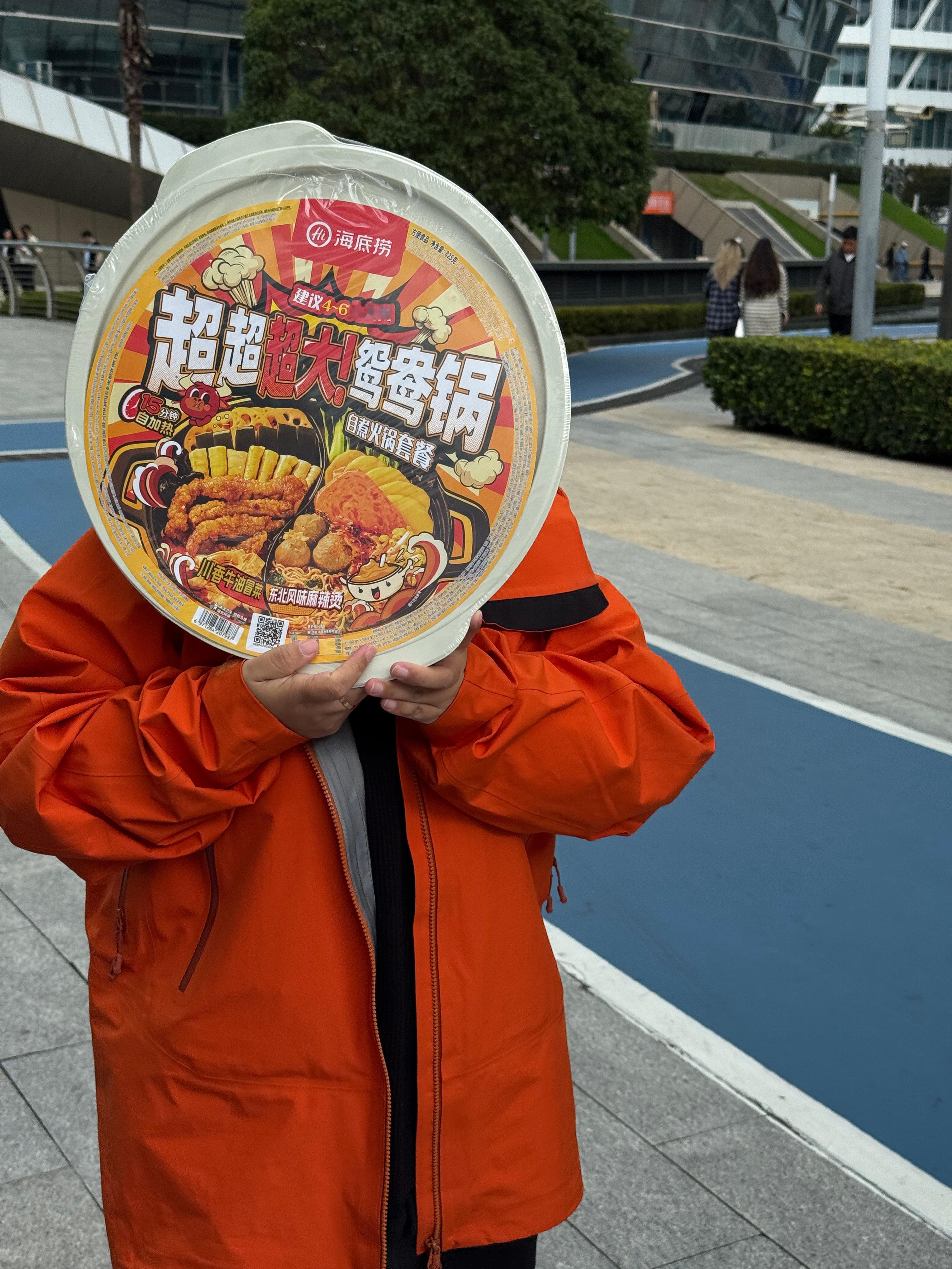 锅背后的女人笑的好开心啊 ​​​