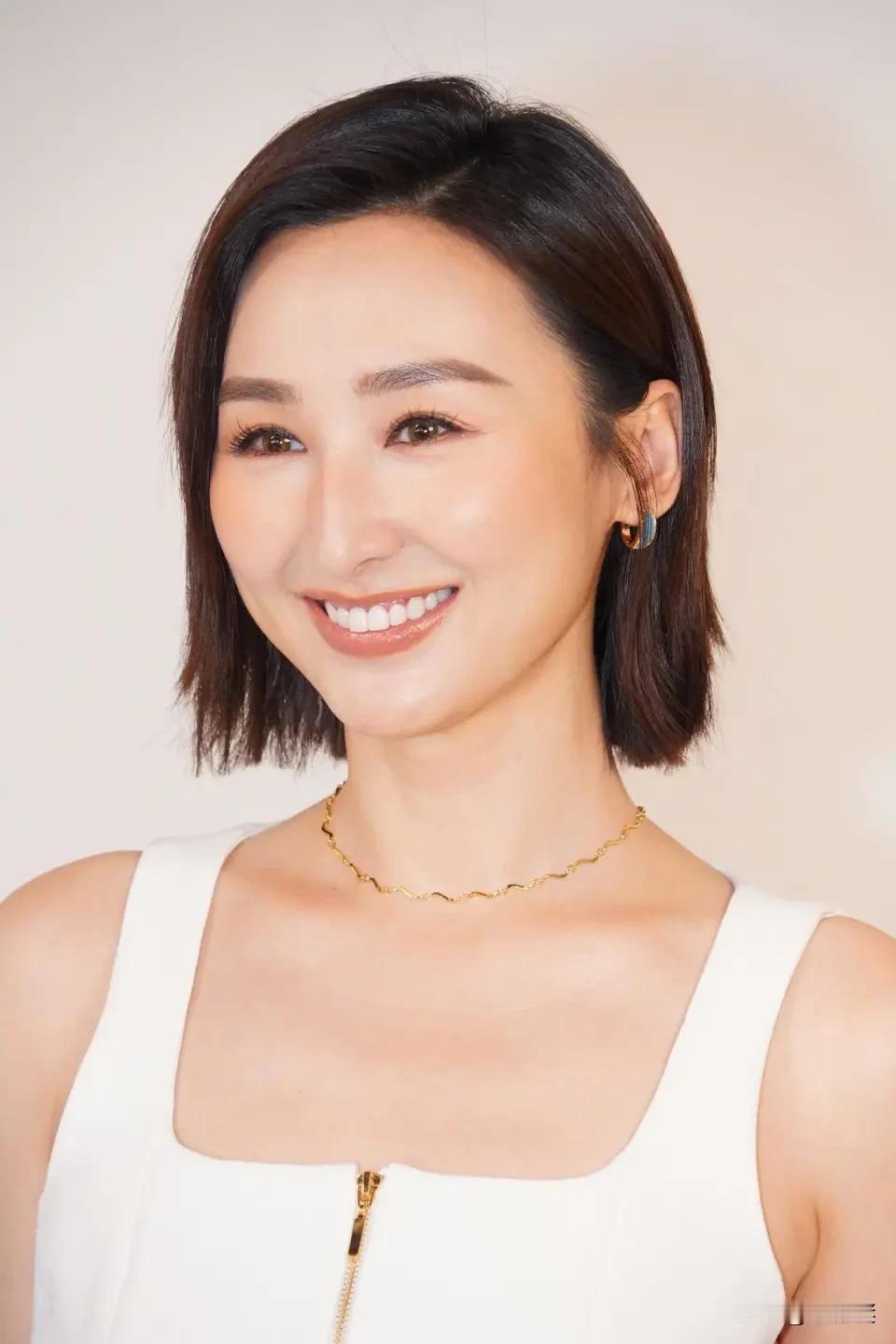 高海宁这次踩准点儿了，凭《新闻女王》成功杀进内地，资源直接升级，官宣《开到荼蘼》