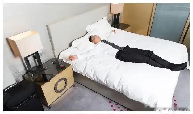 男子出差到宾馆后，睡之前和老婆打个电话，他问老婆说怎么听着房间里有其他人在，他老