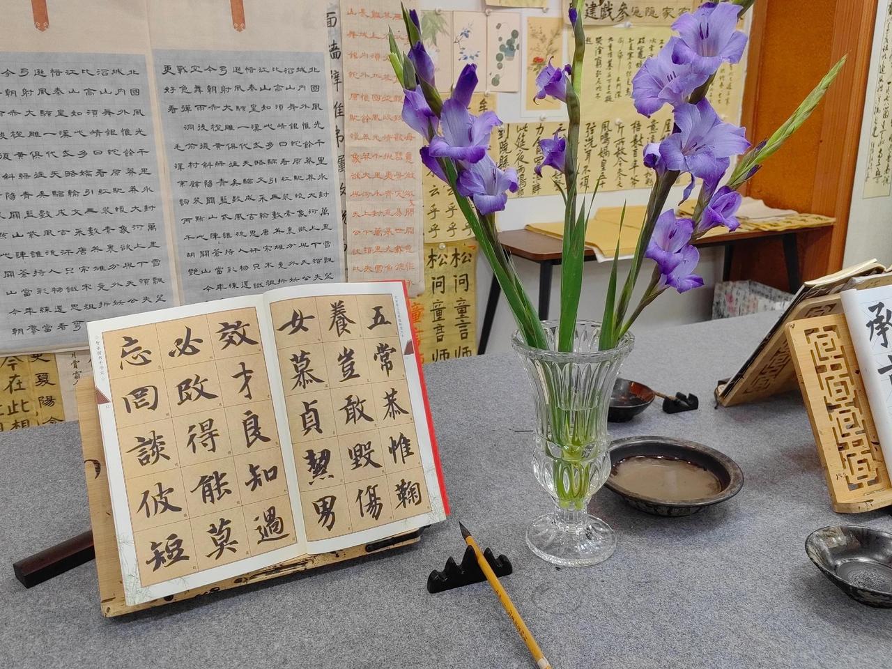 现在学书法的小朋友很多
其实，大朋友们更需要书法
一个人独处，长大了才知道，这是