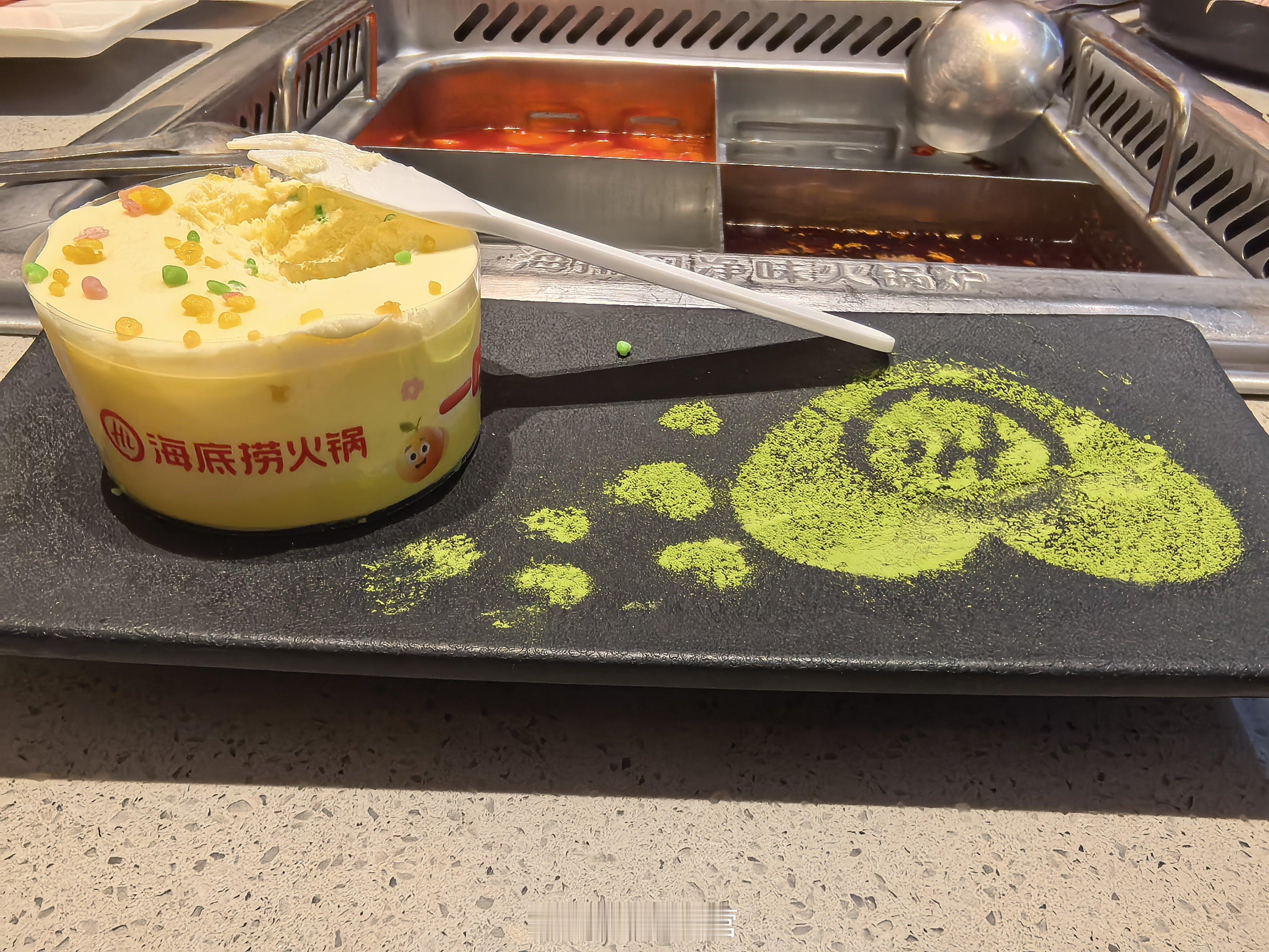 与冬并肩，不畏严寒；与你相邻，暖意丛生。寒之至，春之始，冬深了一分，春近了一步。