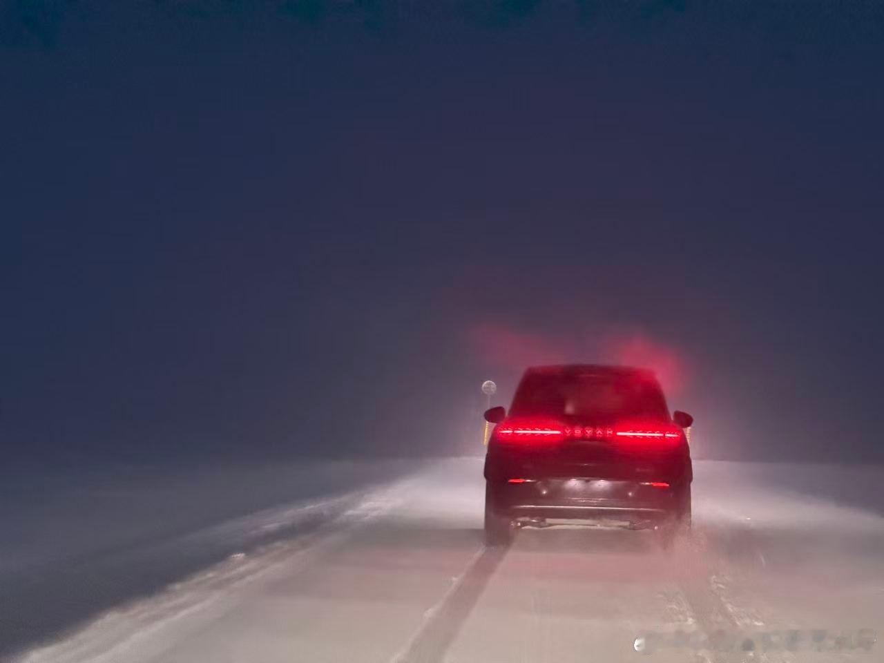 刚整理照片的时候，发现了这张。当时刚出羌塘无人区，遇到大雪。天黑的很快，几乎看不