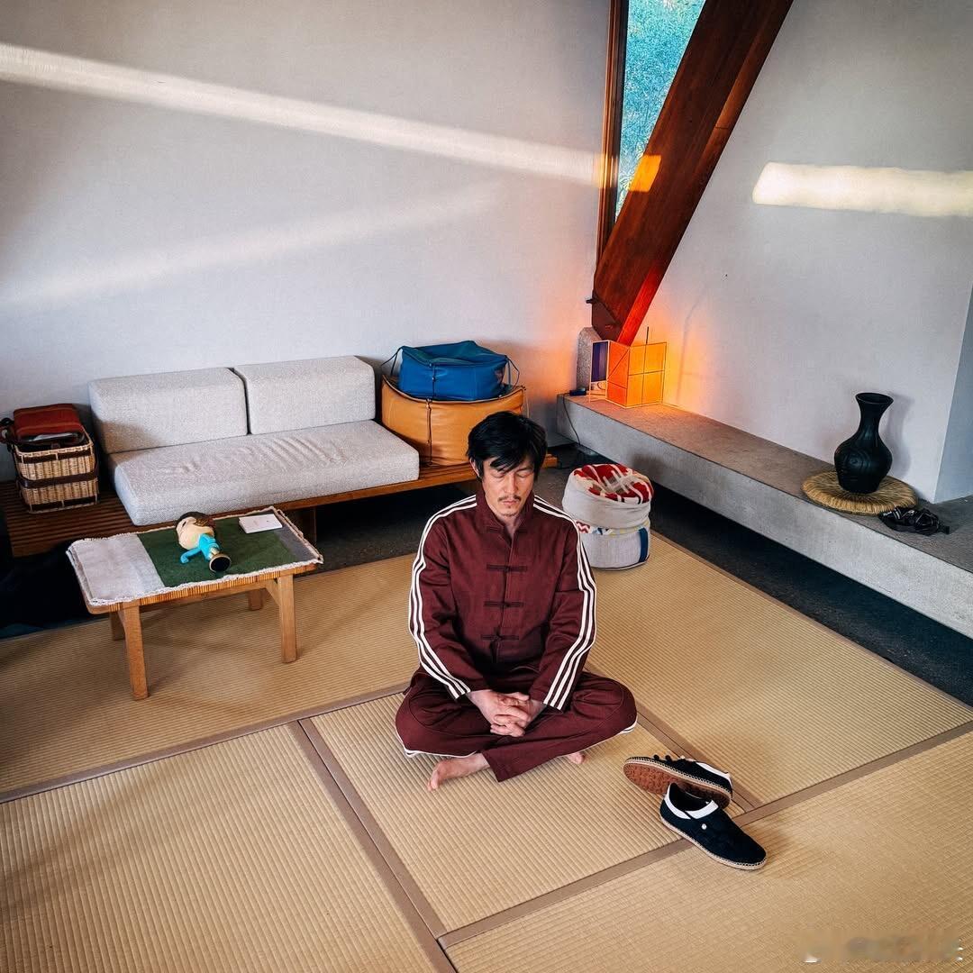 陈冠希晒打坐近照陈冠希45岁近照陈冠希45岁近照，这种松弛的、不刻意的状态，才是