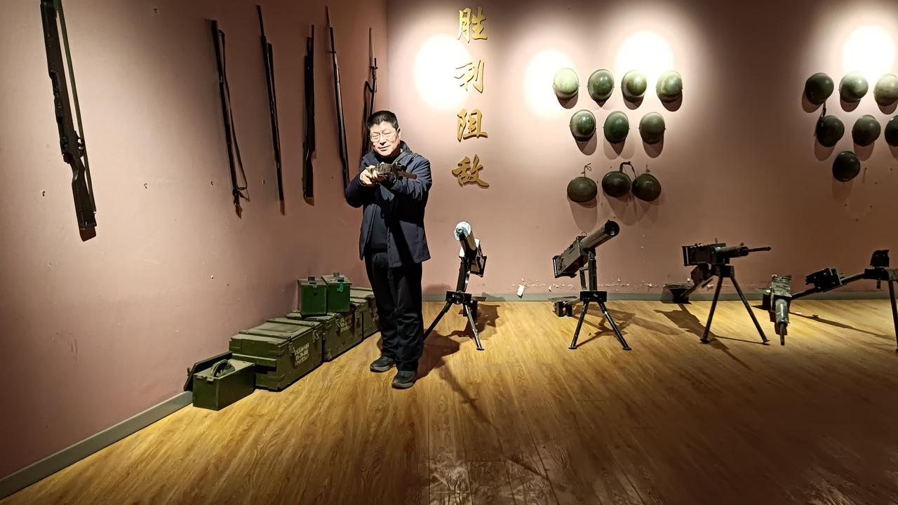 据说一个学校在组织学生拔河比赛过程中，由于一个女生过于兴奋脱口说出一句脏话，当然