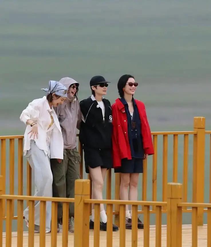 《向野的我们》路透，隔着屏幕都能感受到那份自由呼吸的快乐。谁不想和姐妹一起去草原