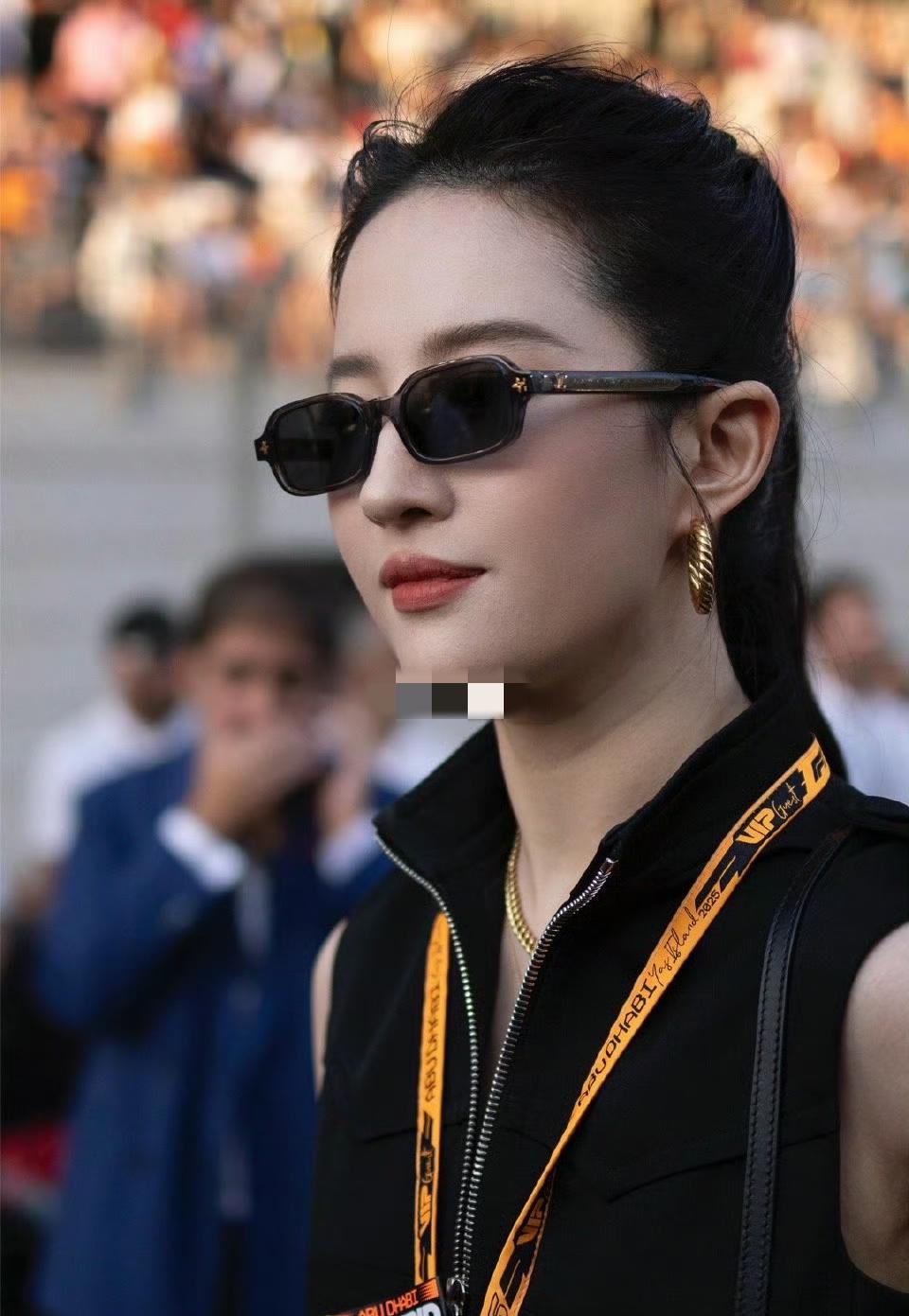 刘亦菲比两年前更美了，简直是逆龄生长，和她真是没法比，人家越活越年轻，在她身上完