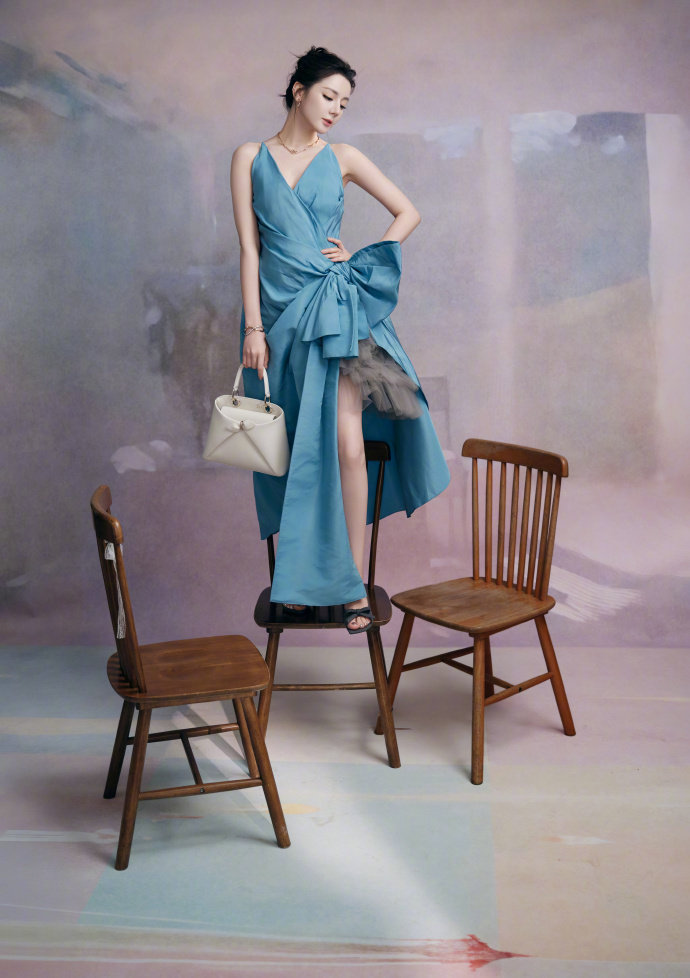 迪丽热巴是一种形容词热巴美神在细雨中降临 迪丽热巴是一种形容词，热巴美神在细雨中