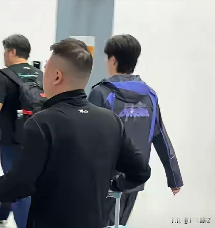 国乒出征了，
这次伦敦世乒赛，
可谓是九死一生，

王楚钦有伤在身，
林诗栋刚刚