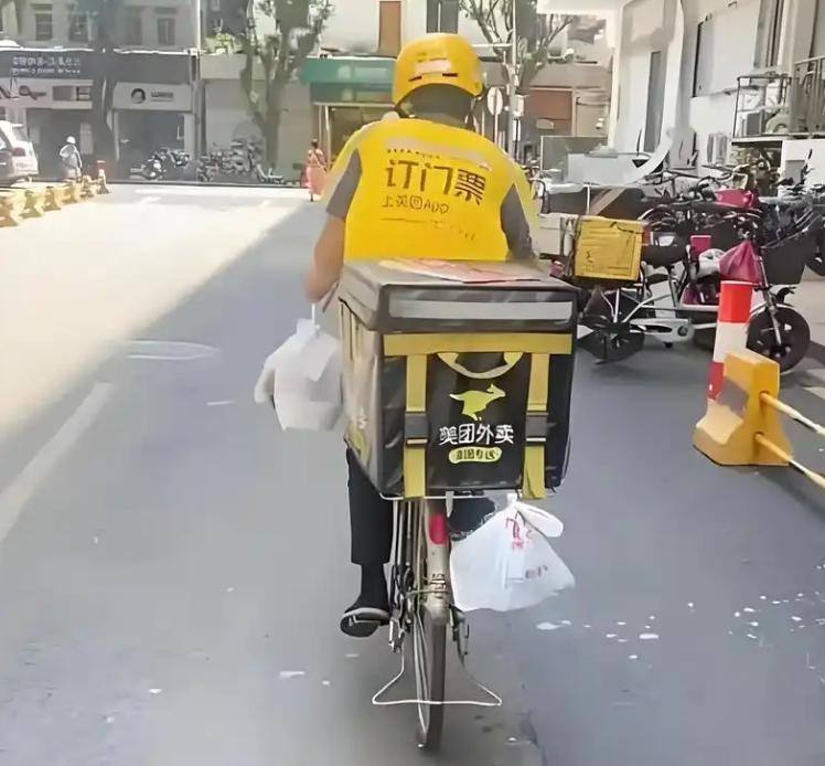 外卖骑手用电摩，该禁还是该放？多数人没说到点子上！

外卖、快递骑手能不能用电摩