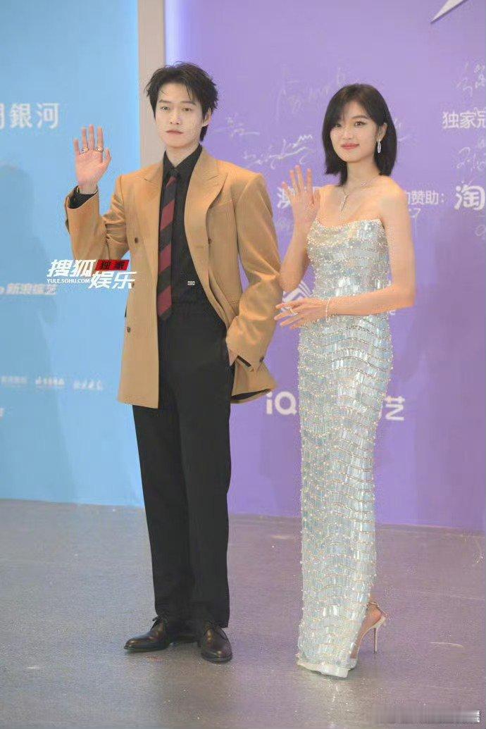 魏大勋走过头了 魏大勋红毯上这一出，实在太逗。刚被他帅气吸引，就见他走过头，这小