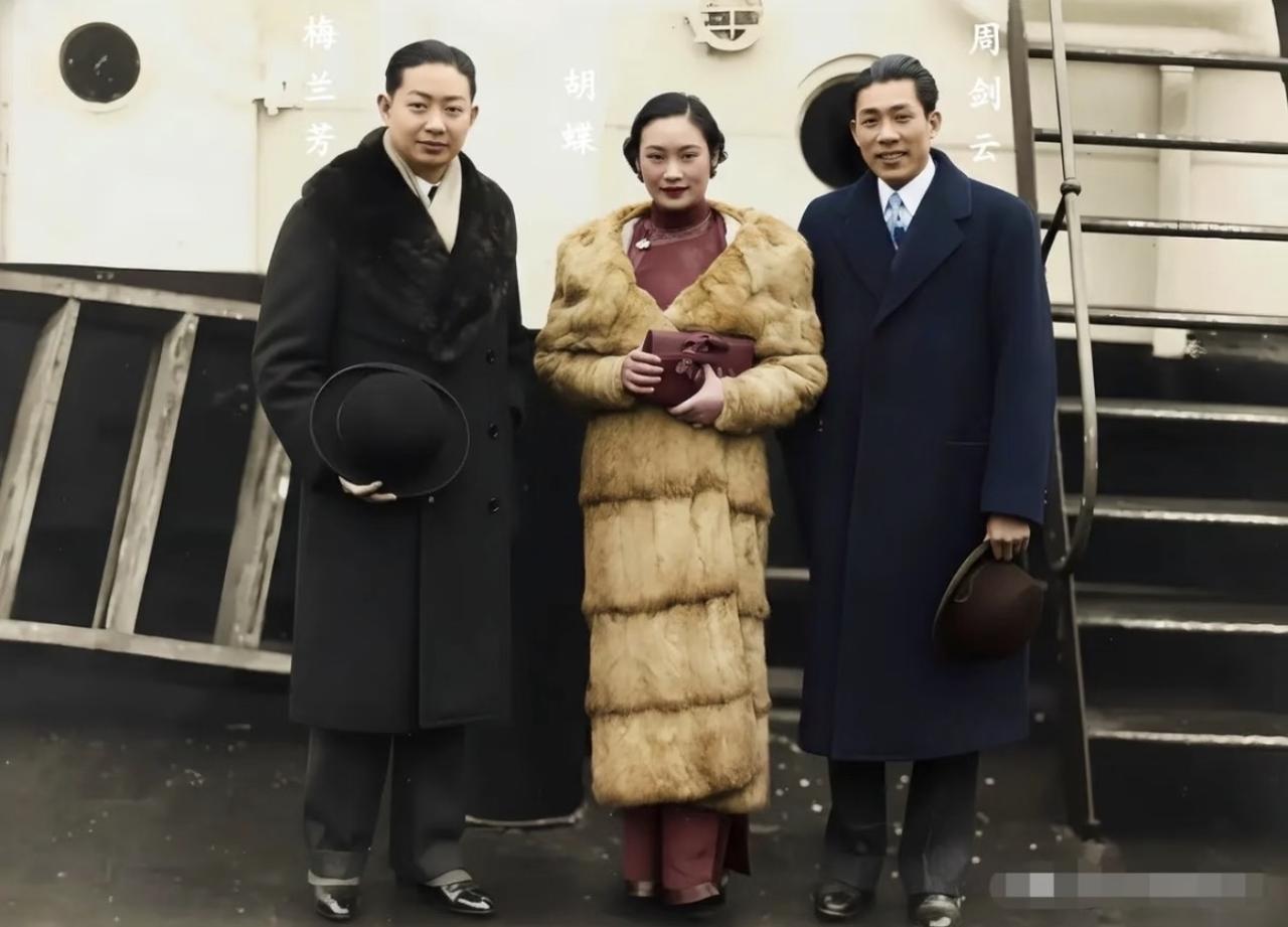 你以为民国文艺圈顶流同框都是在上海滩的名流晚宴上？这张30年代远洋轮船甲板上的合