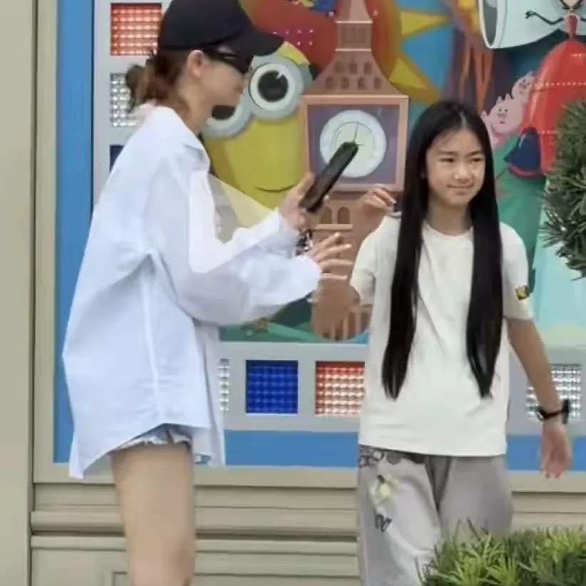 都说女儿像爸，儿子像妈。
lucky小时候虽然像戚薇，
被网友称作小戚薇，
但是