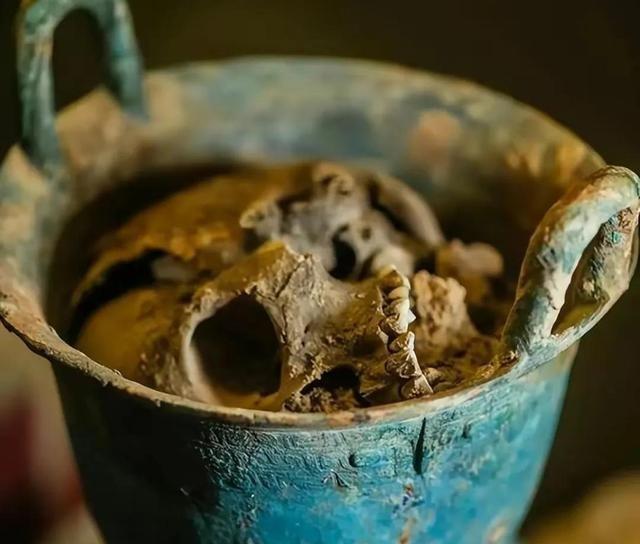 殷墟“人头甗”铁证：这不是蒸锅，是商代最血腥的祭祀礼器！ 商朝真的有把人头放进青