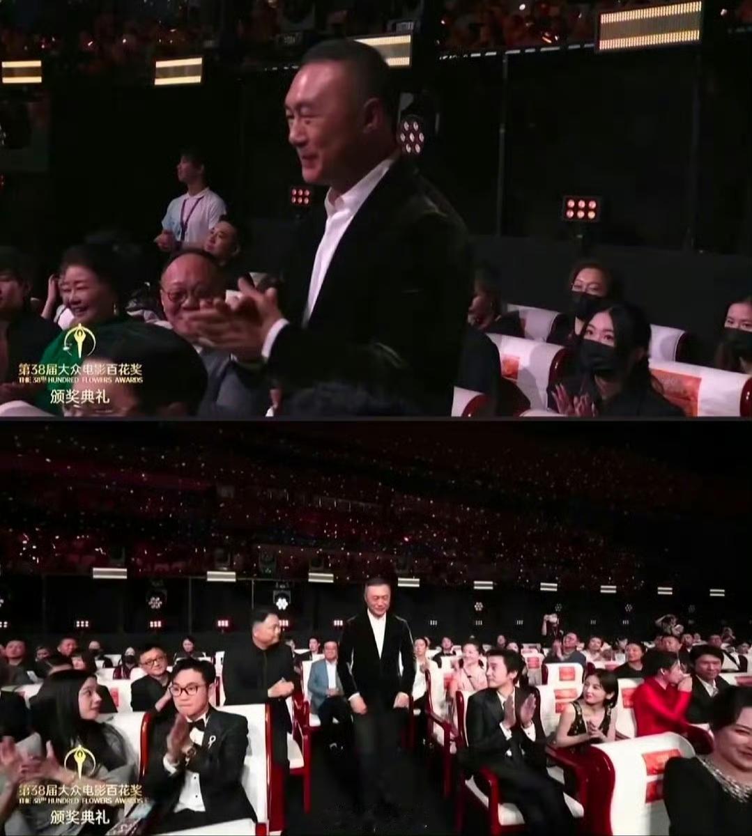 百花奖这一幕反差直接戳中网友热议点。《哪吒》拿下最佳影片，台下嘉宾大多坐着鼓掌，