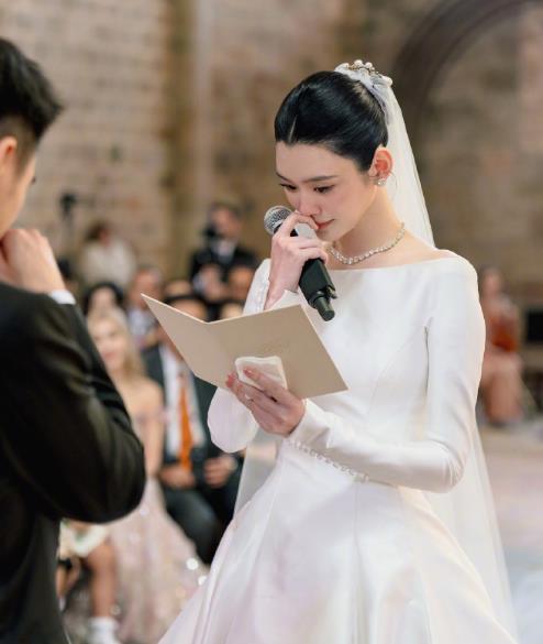 奚梦瑶婚礼落泪神图 国际超模奚梦瑶和小金土豆老公何猷君的婚礼已经举办结束两日，网