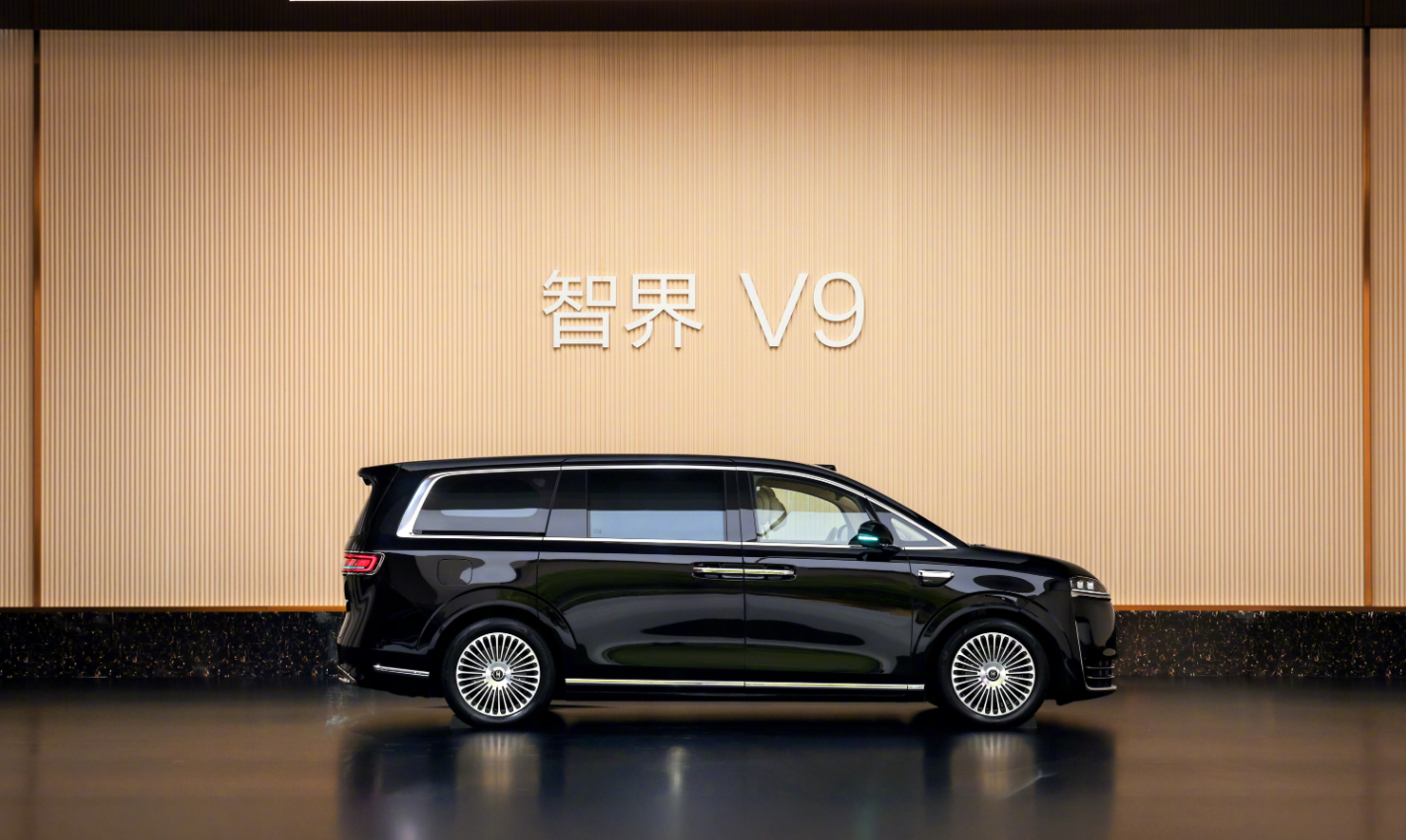 智界V9单月交付破万的含金量 智界V9单月交付破万：不是销量数字，是高端MPV冠