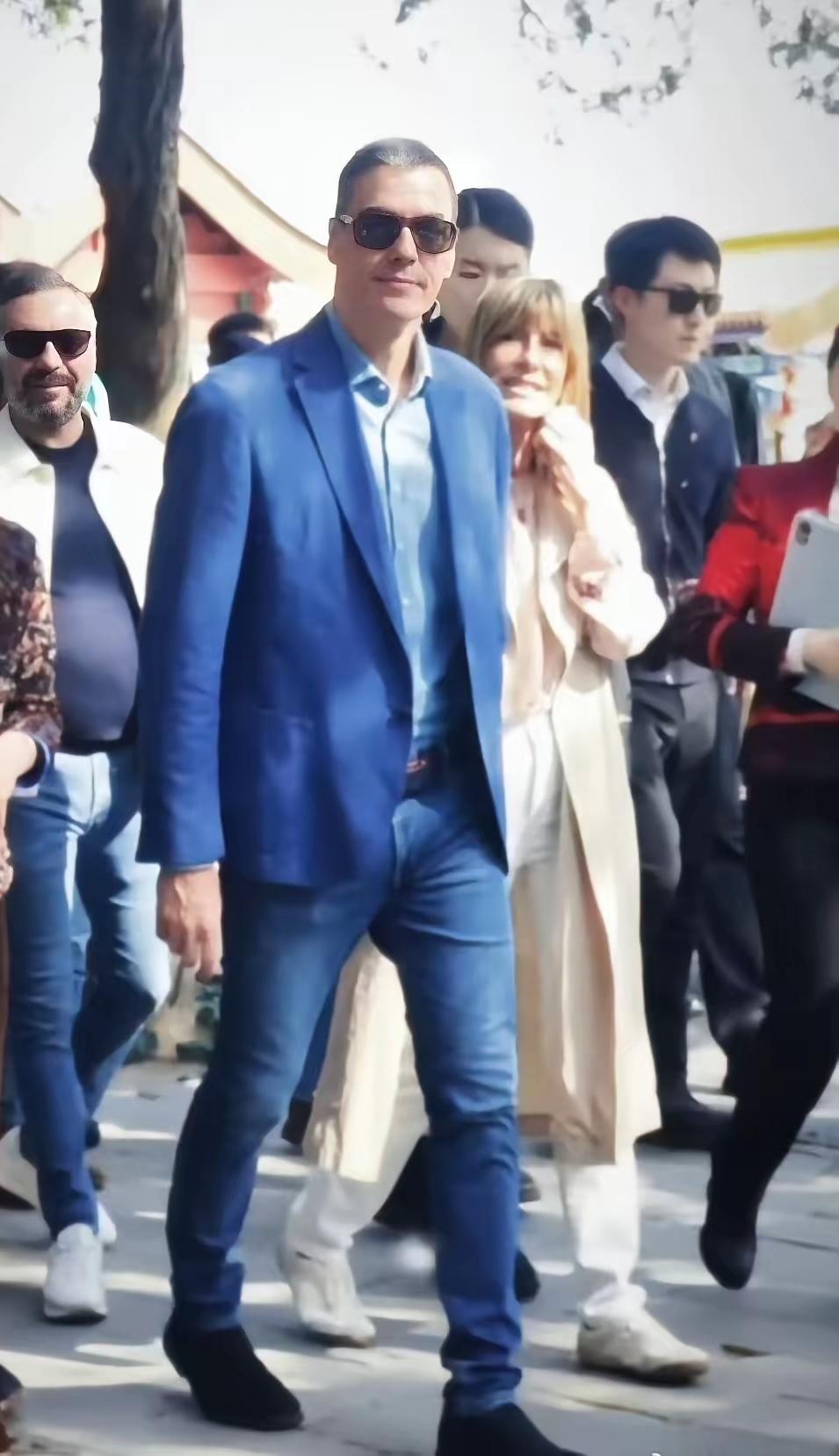 访华如此频繁，这次桑切斯穿牛仔裤携夫人一起来逛逛北京的颐和园。与其他西方领导人不