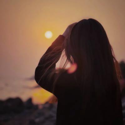 一位女子问律师：
公婆每月给我一万五，让我养孩子。我每月拿一万给娘家用来养弟弟。