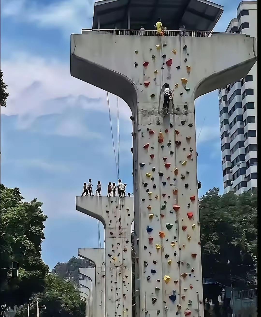 柳州地铁的烂尾工程终于发挥出一点余热，成为攀岩爱好者的聚集地。 ​​​