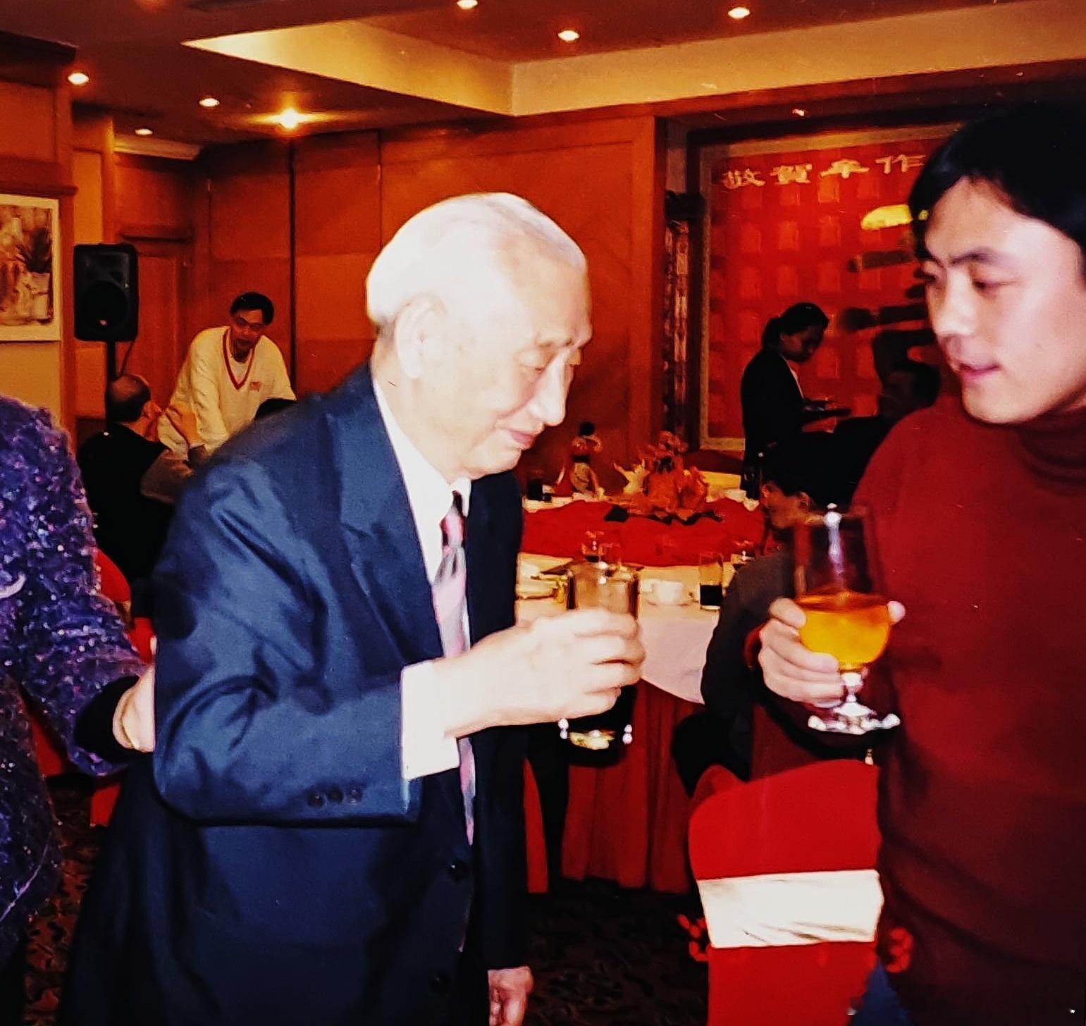 2003年1月13日，中国篮协在北京京瑞大厦为篮球泰斗牟作云举办宴会，祝贺牟老九