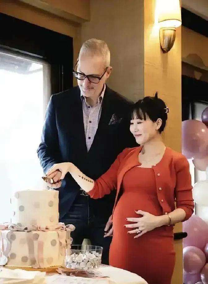 这位陪读妈妈不地道。
本来陪孩子出国读书，把丈夫一个人扔在家里，转头跟女儿学校的