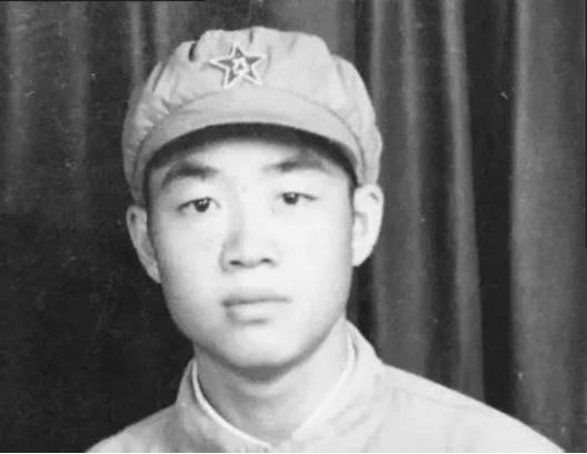 [太阳]1951年，一个15岁新兵擦大炮，埋头看瞄准镜，谁料突然瞅见 对面山头绿